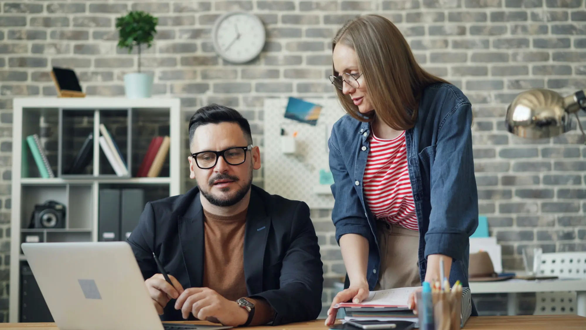 Image of freelance PPC specialist talking with a client about display ads
